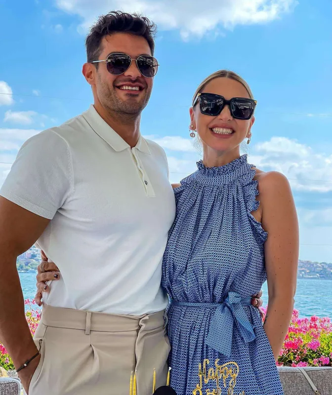 Hadise soyadını dəyişdi