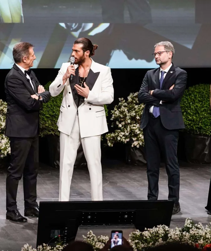 Can Yaman İtalyada mükafat aldı