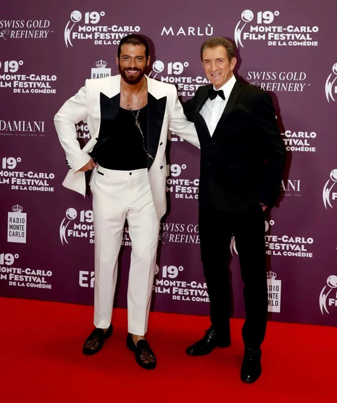 Can Yaman İtalyada mükafat aldı