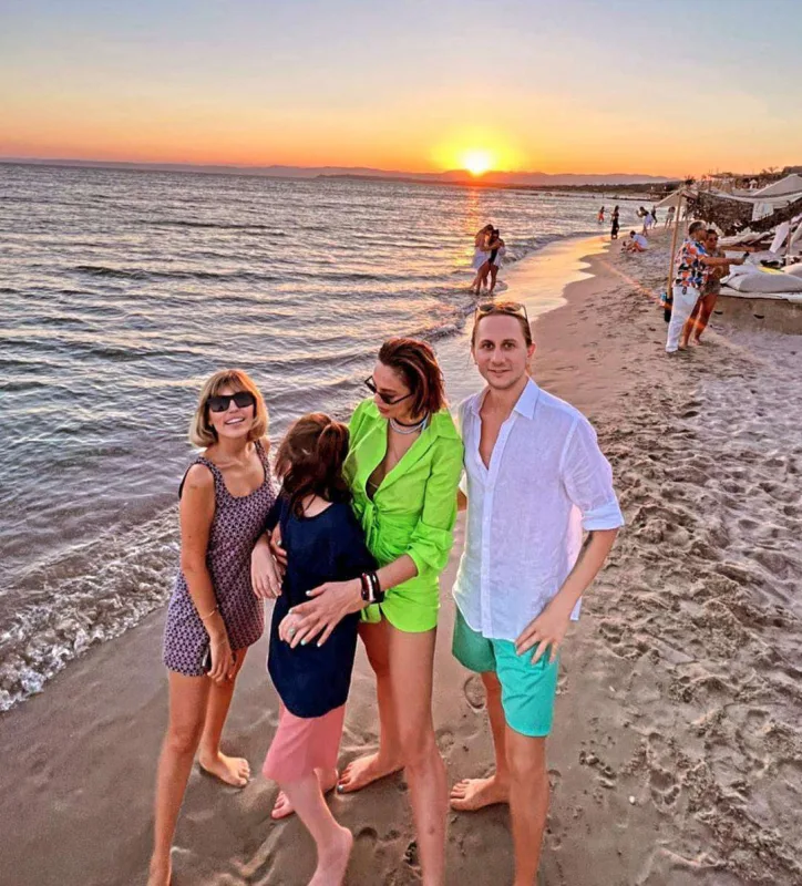 Günay oğlu ilə tətildə