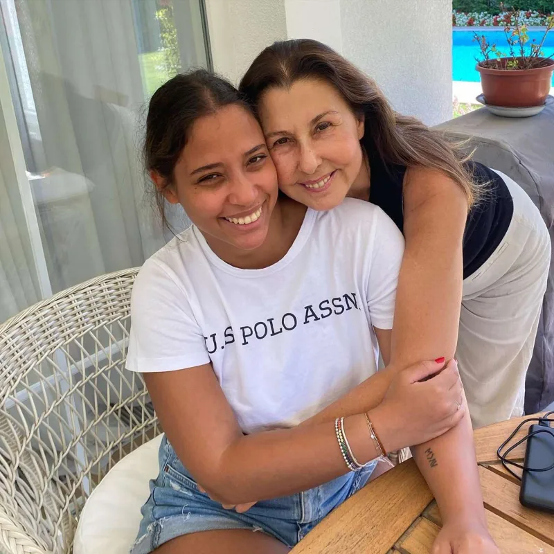 Nilüferin övladlığa götürdüyü qızı... - Foto