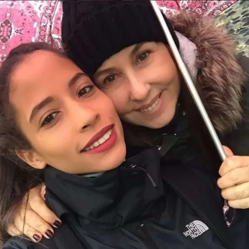 Nilüferin övladlığa götürdüyü qızı... - Foto