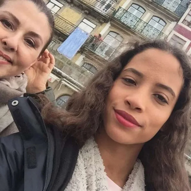 Nilüferin övladlığa götürdüyü qızı... - Foto