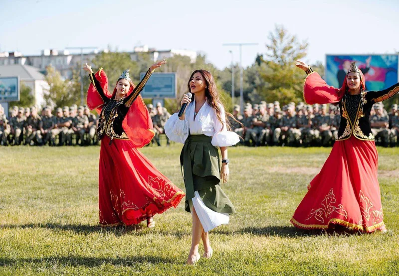 Üç xanım, bir libas...