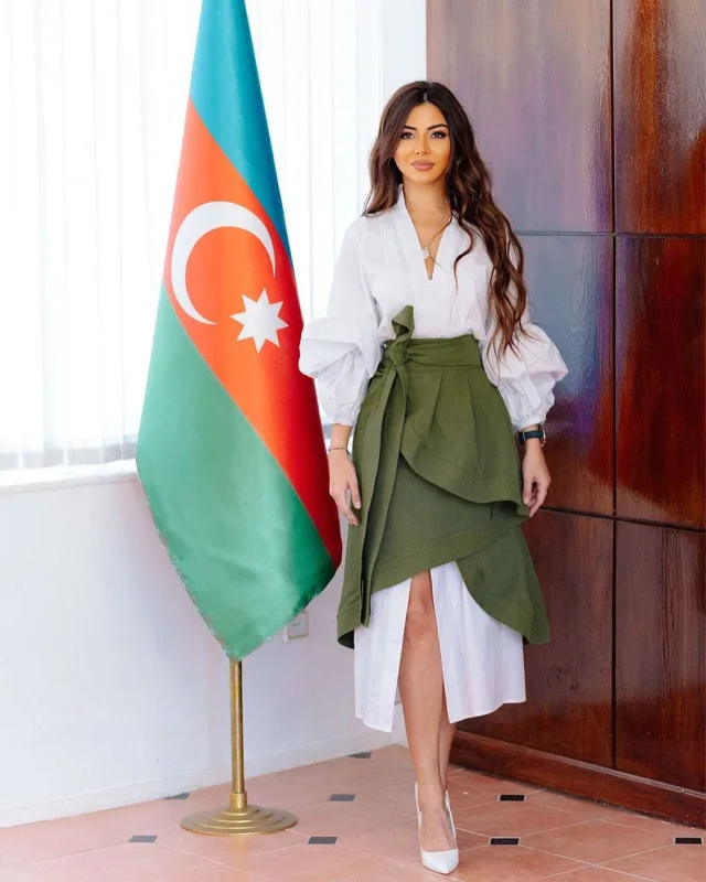 Üç xanım, bir libas...