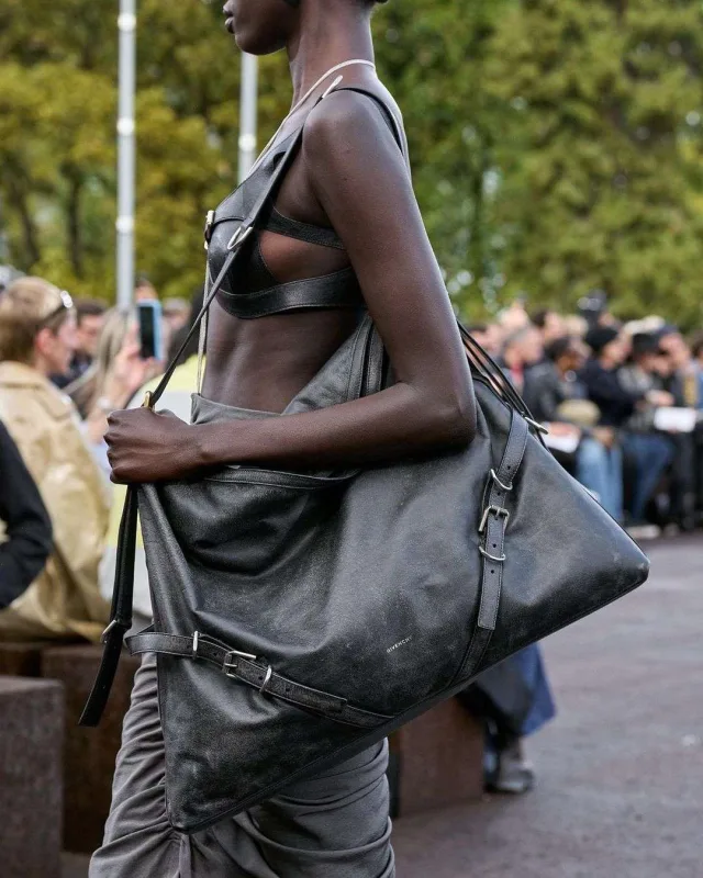 Məşhurlar “Givenchy” dəfiləsində