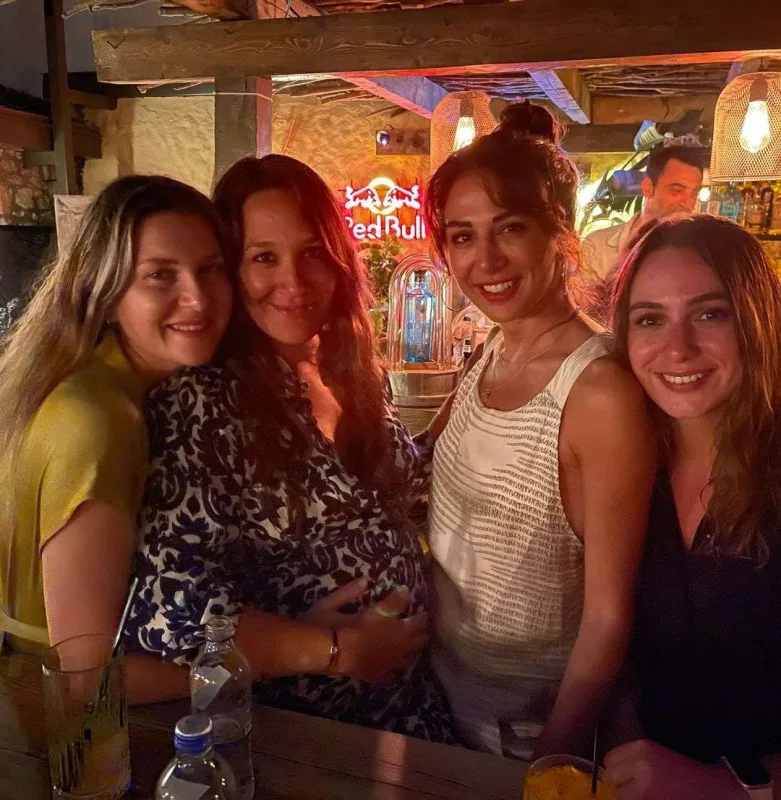 Ana olmağa hazırlaşan Gupse tətildə...