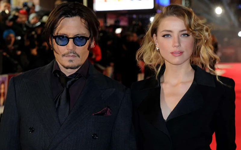 Amber, Kara və İlon üçlü münasibətdə olub