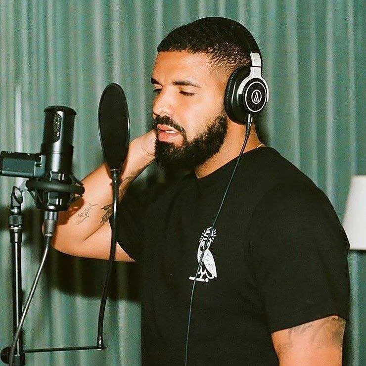 Pis şərh yazan istifadəçinin xanımını izlədi