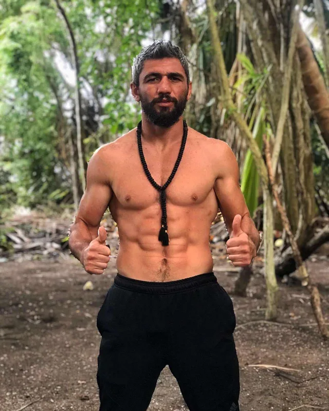 Pərviz “Survivor”a vida etdi