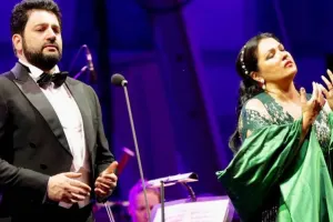 Etiraz olunan konserti öpüşərək bitirdilər