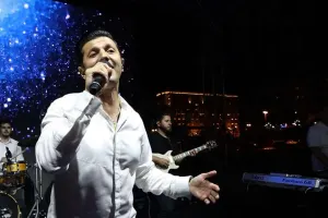 Xəyyam açıq havada sevənləri üçün oxudu