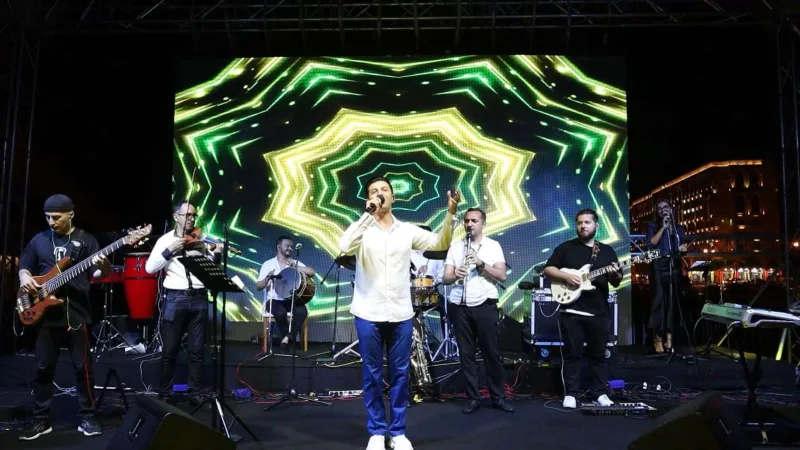 Xəyyam açıq havada sevənləri üçün oxudu