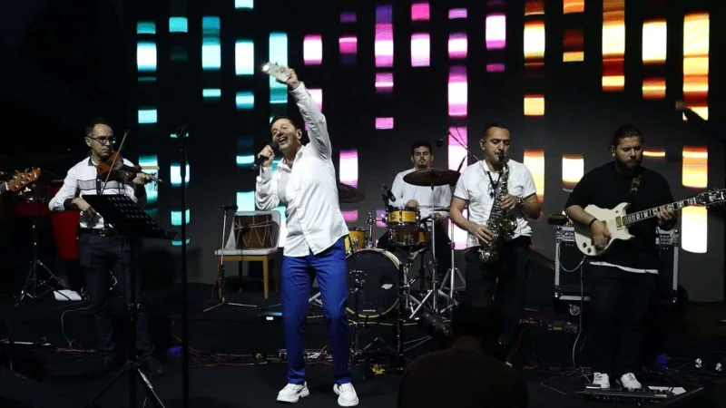 Xəyyam açıq havada sevənləri üçün oxudu