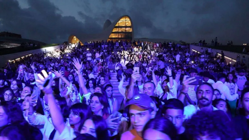 Xəyyam açıq havada sevənləri üçün oxudu