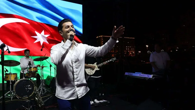 Xəyyam açıq havada sevənləri üçün oxudu