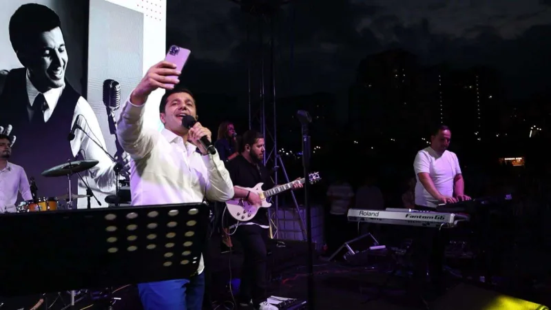 Xəyyam açıq havada sevənləri üçün oxudu