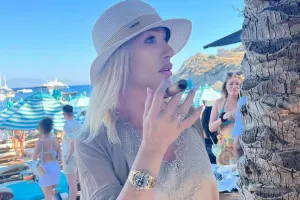 Milyonluq saatı ilə gündəm oldu