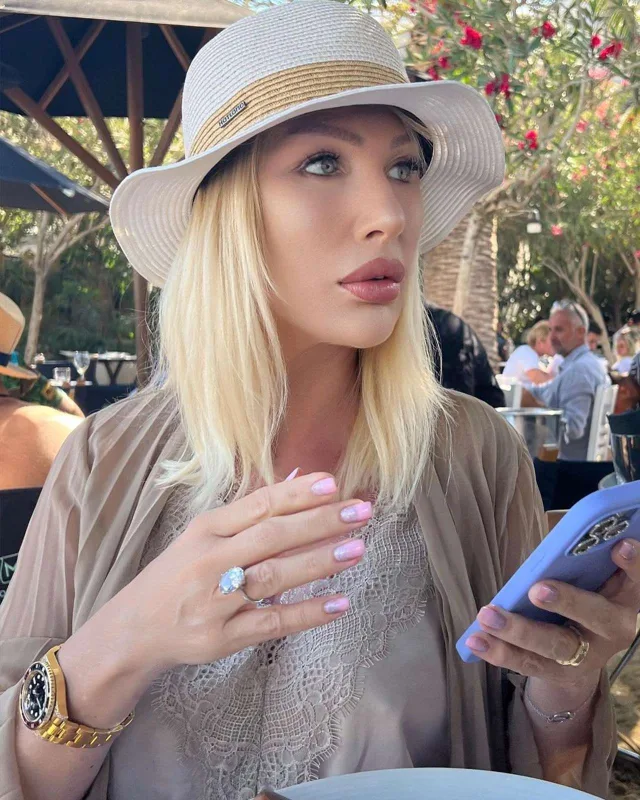 Milyonluq saatı ilə gündəm oldu