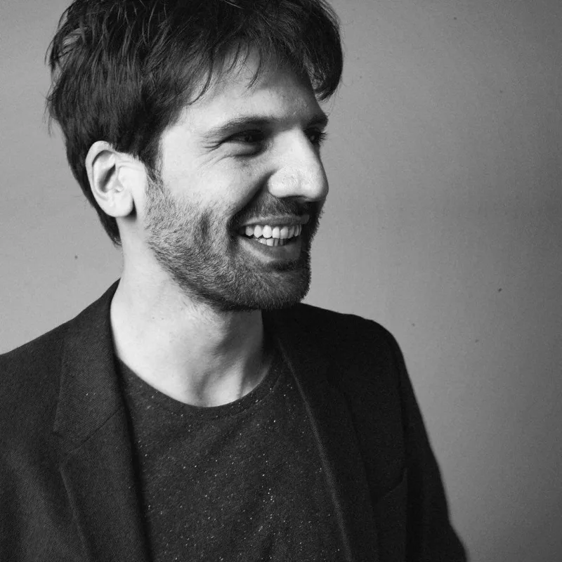 Dostunun yeni ayrıldığı sevgilisi ilə eşq yaşayır