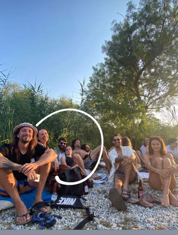 Dostunun yeni ayrıldığı sevgilisi ilə eşq yaşayır