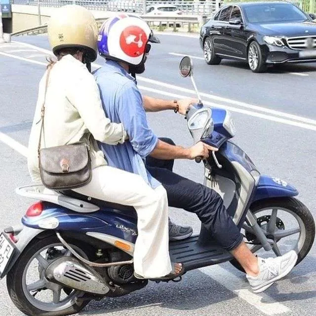 Dostunun yeni ayrıldığı sevgilisi ilə eşq yaşayır