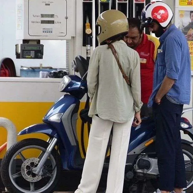 Dostunun yeni ayrıldığı sevgilisi ilə eşq yaşayır