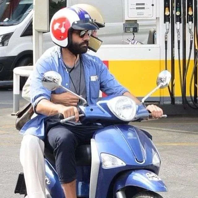 Dostunun yeni ayrıldığı sevgilisi ilə eşq yaşayır