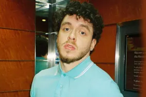 Mühafizəçiləri müğənnini qollarında daşıdı - VİDEO