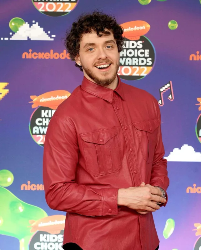 Mühafizəçiləri müğənnini qollarında daşıdı - VİDEO