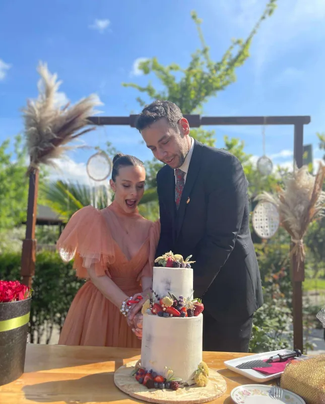 Gənc aktrisa nişanlandı