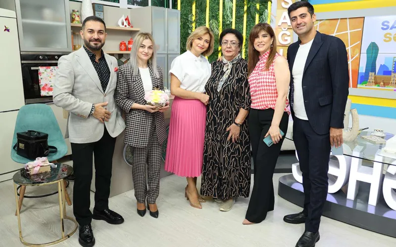 İlk efirinin qonağı əri oldu