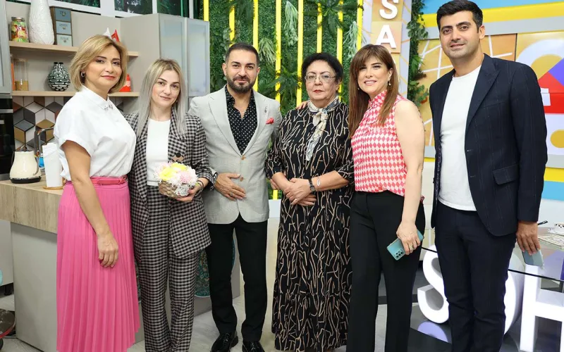 İlk efirinin qonağı əri oldu