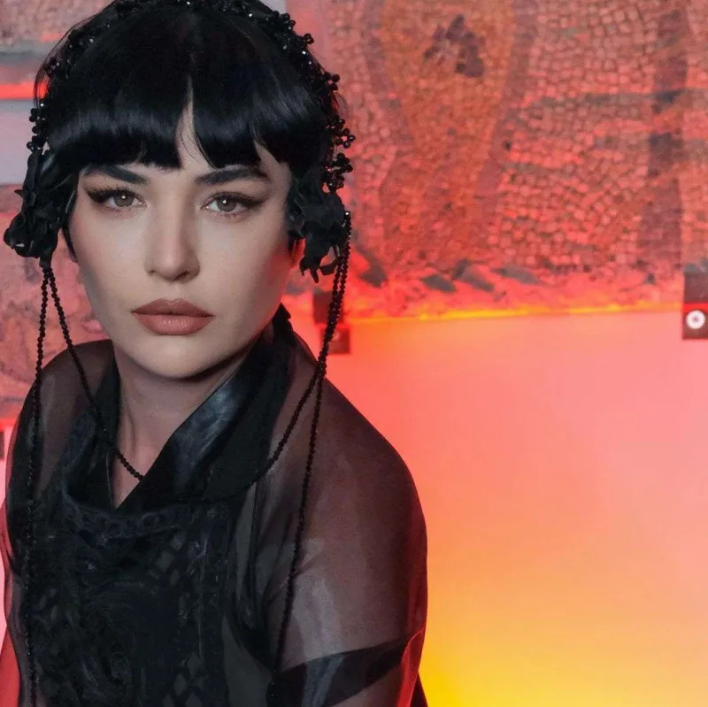 Qonca məşqçisi ilə eşq yaşayır