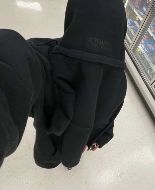 Məşhur brendin kapüşonları müzakirə yaratdı