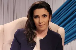 Aparıcının efirdə halı pisləşdi - Video