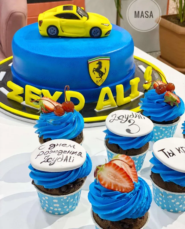 Natavan oğluna ad günü etdi