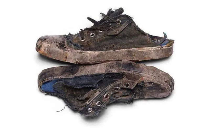 Balenciaga bu ayaqqabıları 1850 dollara satır