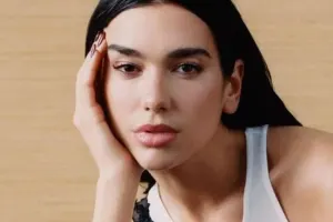Dua Lipa “Vogue” üçün pozalar verdi