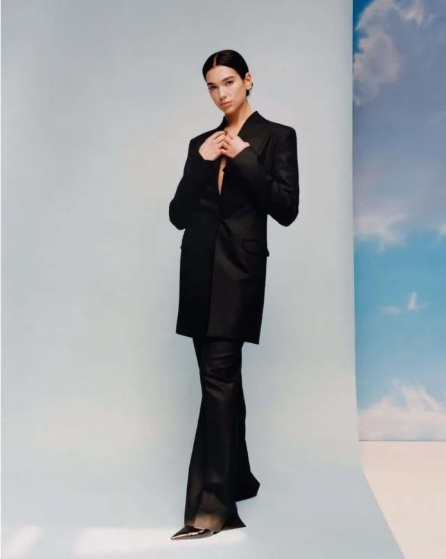 Dua Lipa “Vogue” üçün pozalar verdi