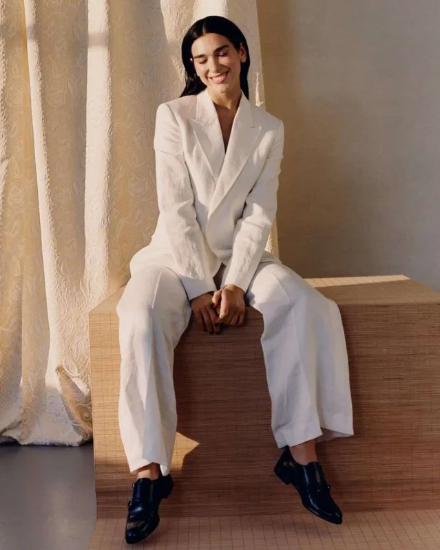 Dua Lipa “Vogue” üçün pozalar verdi