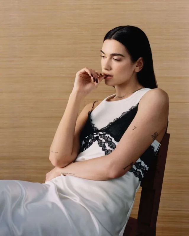 Dua Lipa “Vogue” üçün pozalar verdi
