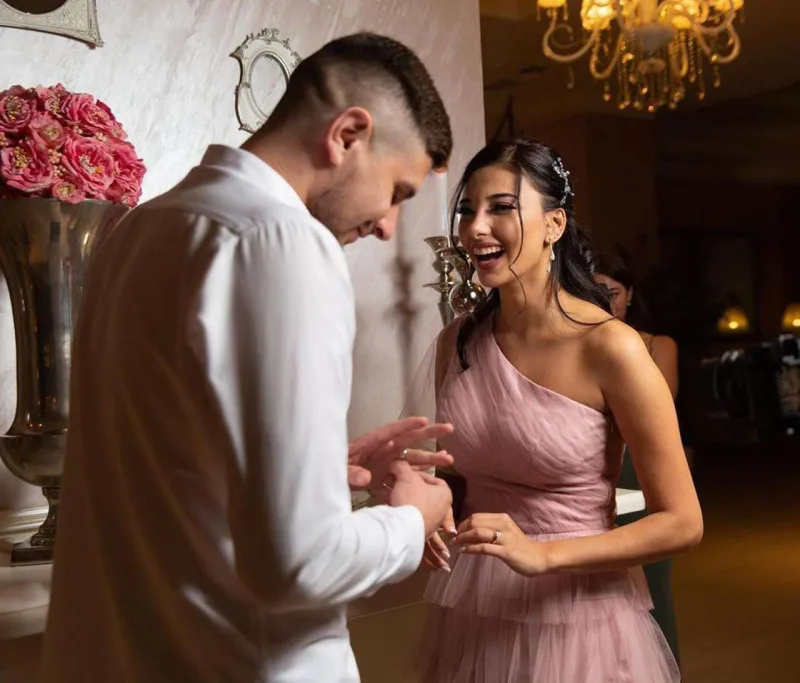 Futbolçu sevgilisi ilə nişanı oldu