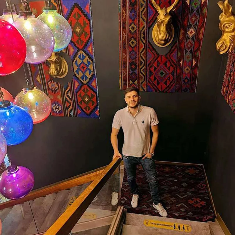 Futbolçu sevgilisi ilə nişanı oldu