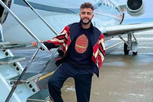 Hüseyn nağaraçının başına pul səpdi