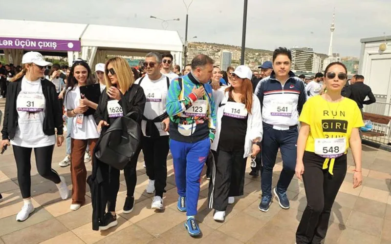 Məşhurlar marafonda - Video