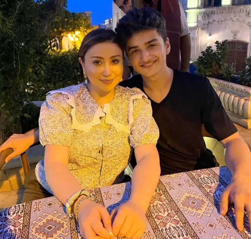 Damla oğlu ilə - Foto