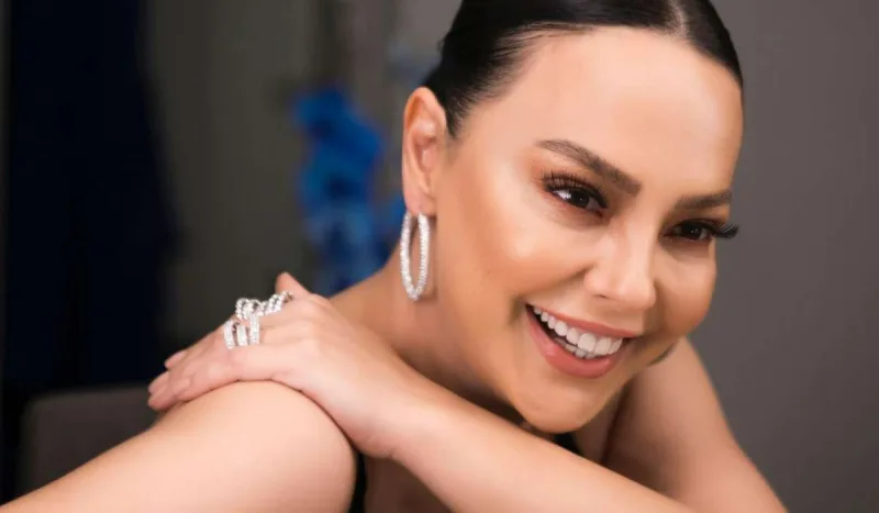 Ebru 33 milyonluq üzüyünü nümayiş etdirdi