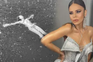 Simge yağışlı havada dənizə girdi