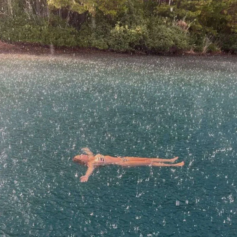 Simge yağışlı havada dənizə girdi